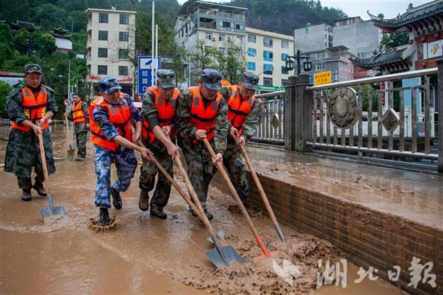|湖北建始：暴雨引发城市内涝 救援队伍迅速抢险
