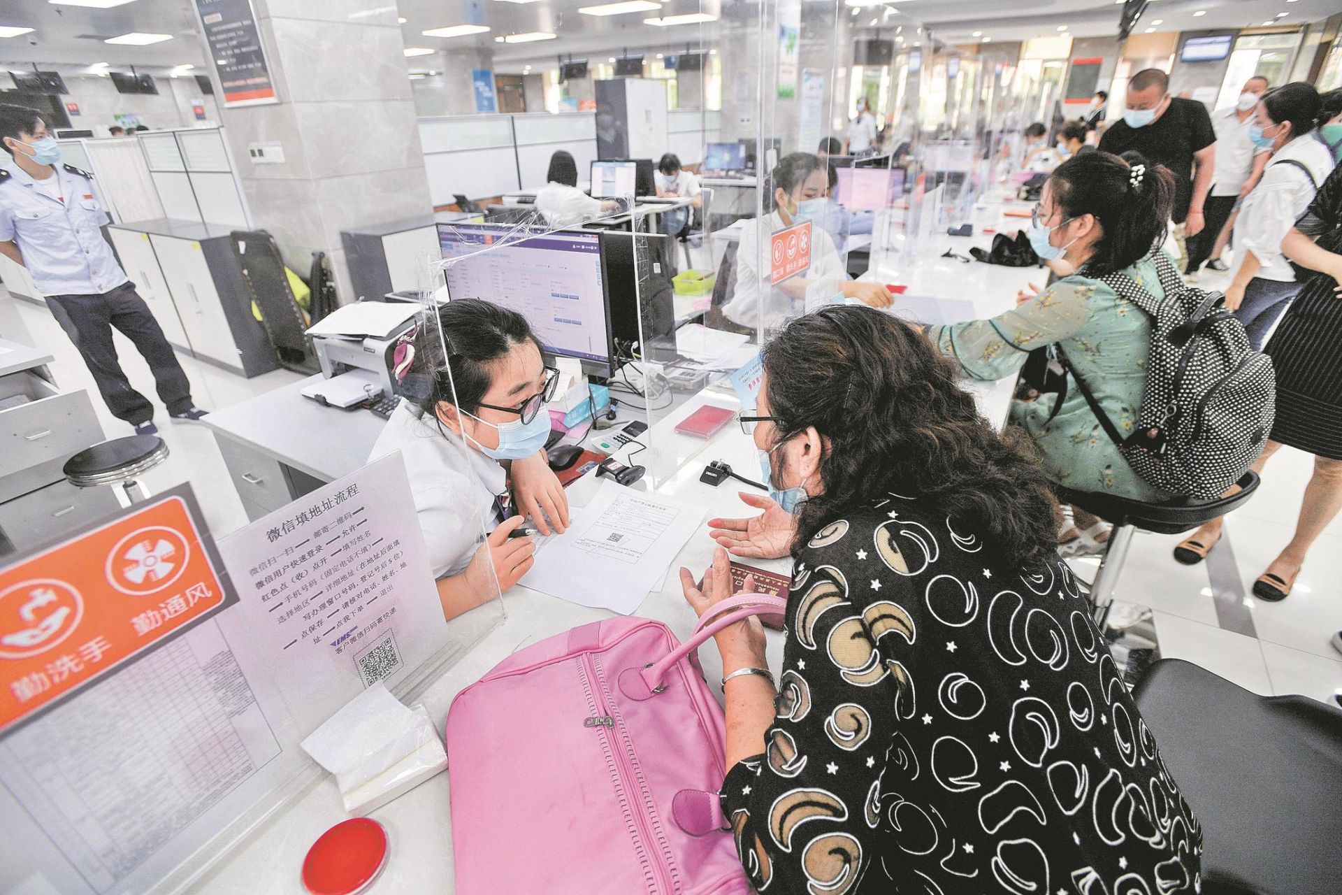 |回访武汉6月“双评议”十差单位整改情况 不便民的政务中心增设了座椅