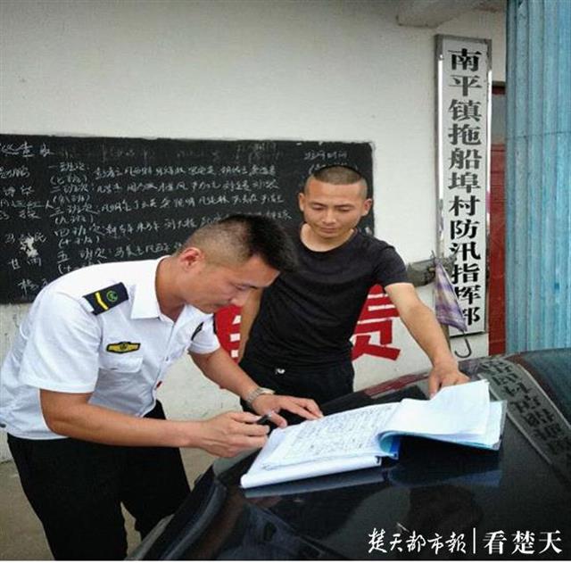 |日夜奋战抗洪抢险一线，黝黑皮肤是他的荣誉勋章