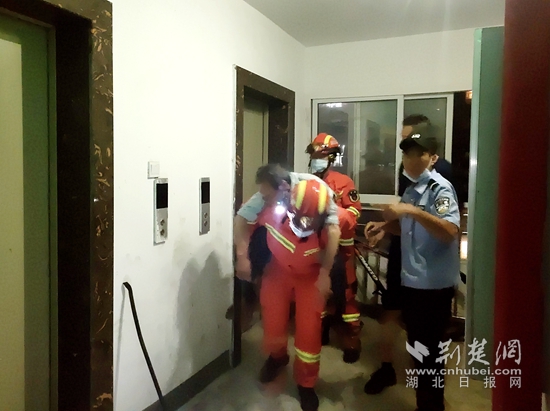 |七旬老人被困电梯中暑昏迷，消防员一口气将其从15楼背下