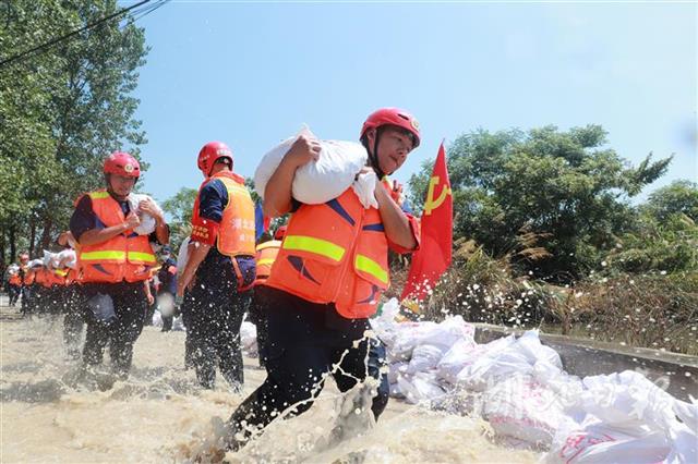 |湖北消防援赣抗洪突击队：烈日下抢筑连心路 打通村民出行“肠梗阻”