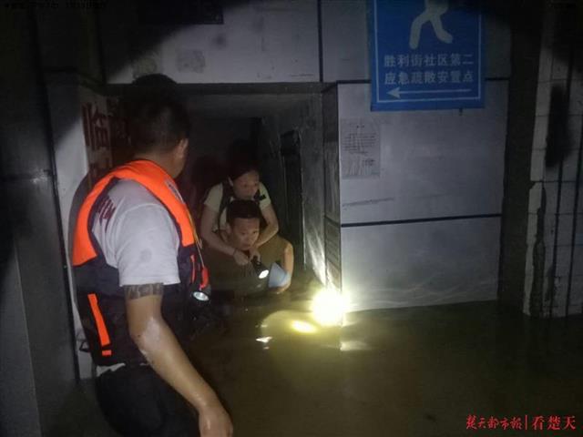 |洪水突袭，恩施居民受困，这群滴滴司机开着皮划艇一晚转移群众30多人