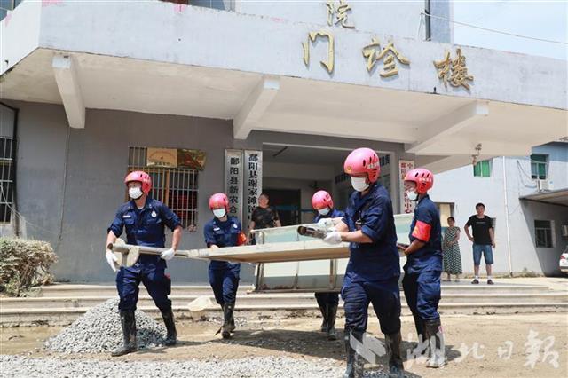 |江西抗洪清淤一线湖北消防助力恢复生产生活