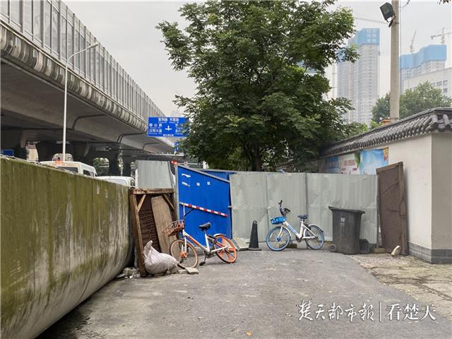 |汉阳一非机动车道被挡板封堵，城管部门将协调拆除
