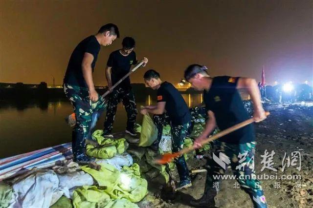 |武汉市黄陂区南湖村300余名村民夜战府河堤坝