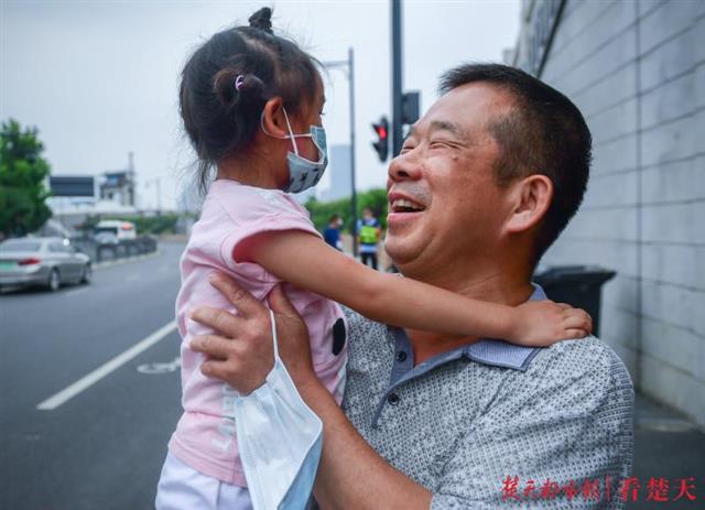 |全家组团到防汛闸口慰问“防汛外公”