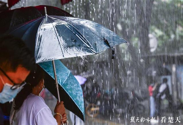 滂沱大雨下的江城街头