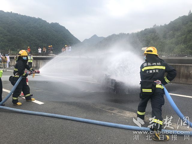 |鄂西北高速人开展交通事故应急救援演练