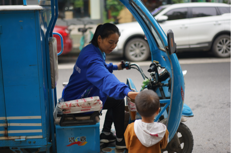 |襄阳独臂快递员带着全家创业忙