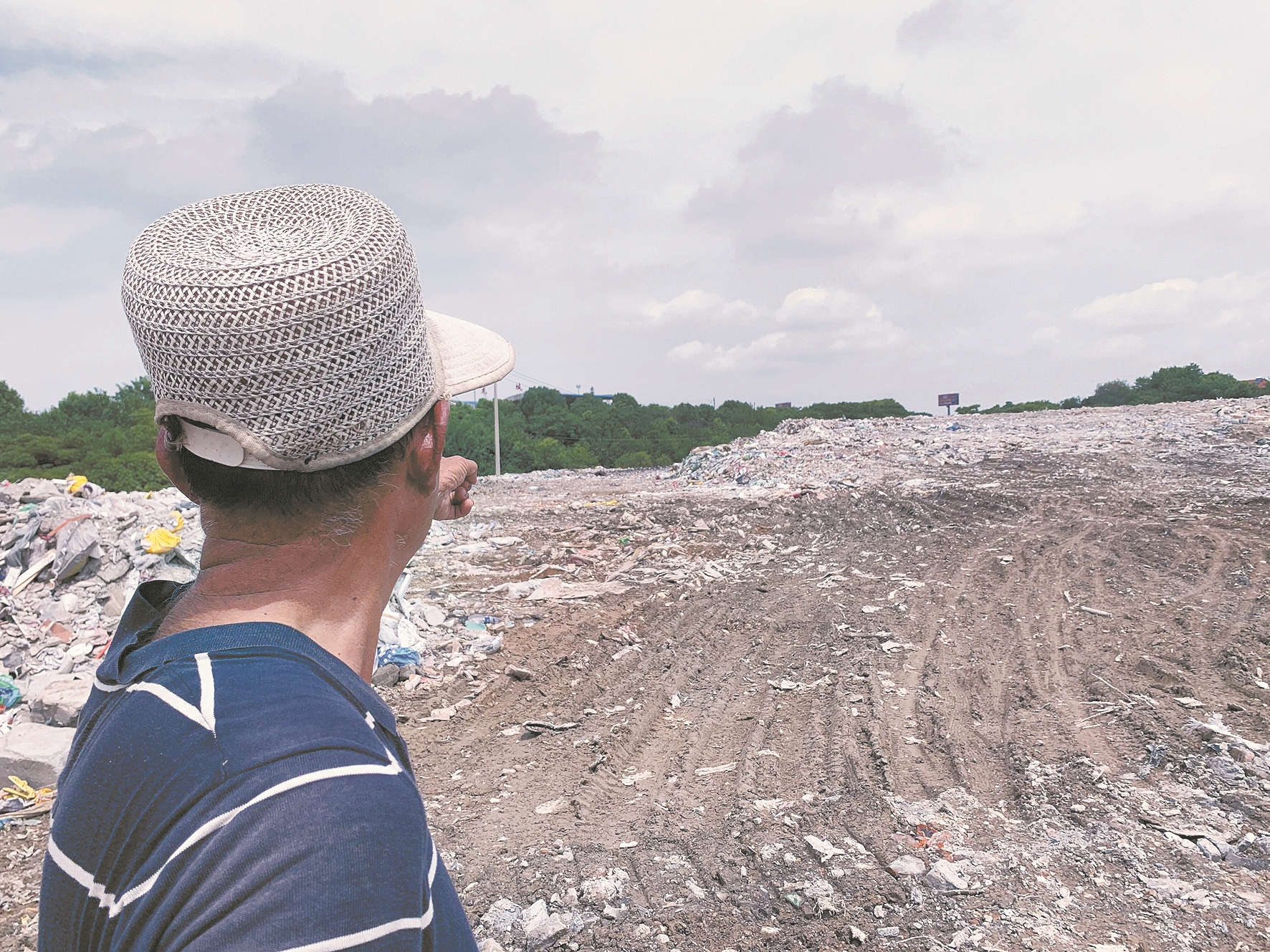 |农田出租成垃圾填埋场引出烦心事 垃圾车产生噪声还压坏路面当地已叫停并将覆土植绿