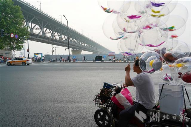 |“长江2号”来临前：江城人的坚守和乐观