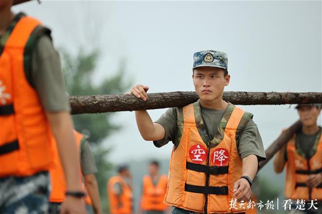 |考田河险情再度告急！封堵200米决口，空降兵官兵鏖战大堤