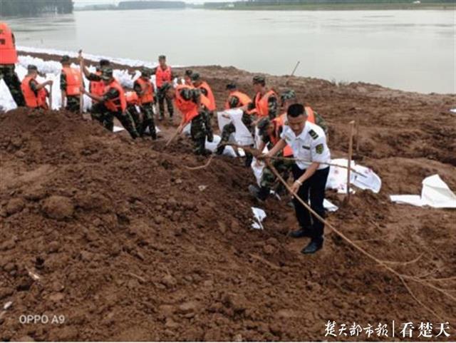 |日夜奋战抗洪抢险一线，黝黑皮肤是他的荣誉勋章