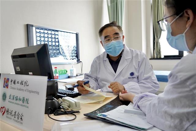 |在武汉协和医院，张伯礼院士为他们特别出诊