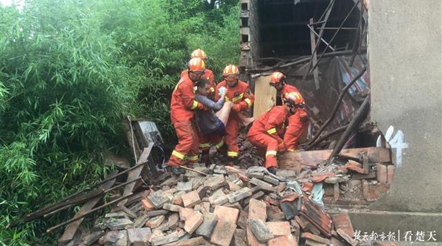 |房屋倒塌男子睡梦中被埋，幸得及时救援捡回一命