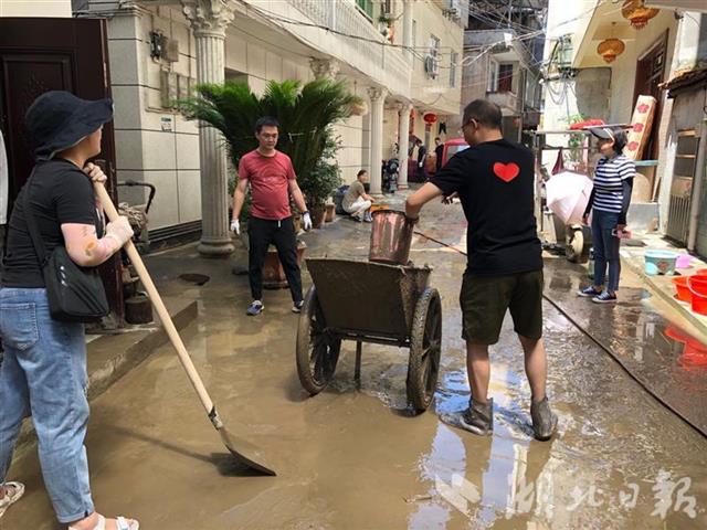 |哪里有险情哪里就有他们，建始县船儿岛社区党员防汛救灾冲在前