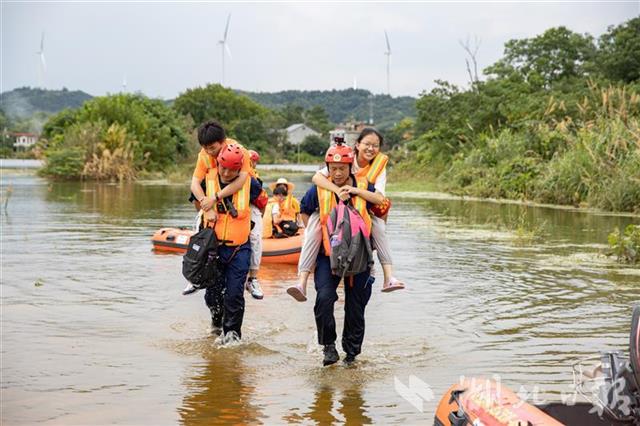 |长途奔袭，只为送中考学子回家（组图）