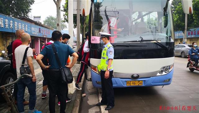 |中考首日：汉警快骑开道警车前后护卫5辆送考大巴，中途借道武钢厂区