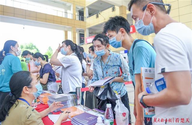 |江汉大学举行校园开放日，湖北省19所名校到场和考生面对面