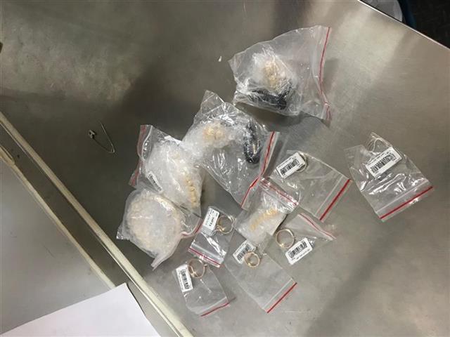 |快递小哥掉落的包裹是10万元金饰，幸遇公交保洁员捡回归还