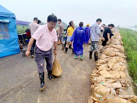 |【战罢疫情再出发】鹏程社区第一书记王磊：年近六旬堤坝值守 守好阵地不辱使命