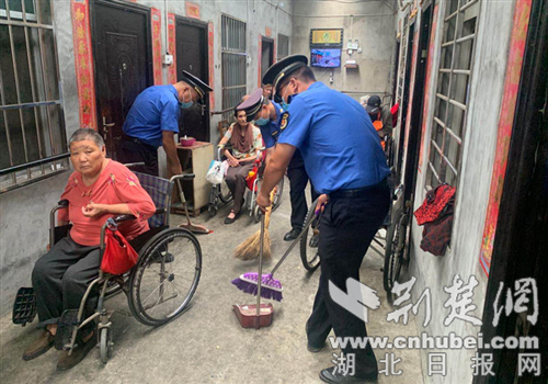 |东津新区城管做实“双报到”下沉社区敬老院