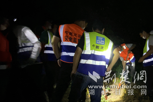 |东西湖区汛情告急 他们扛着铁锹冲上大堤