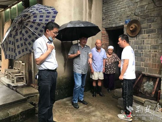 |【战罢疫情再出发】老下陆社区第一书记胡向东：排除滚石安全隐患，移除心头“大石”