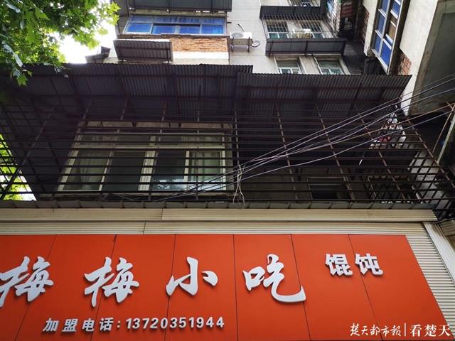 |马蜂频频造访小吃店，原是楼上藏着蜂巢