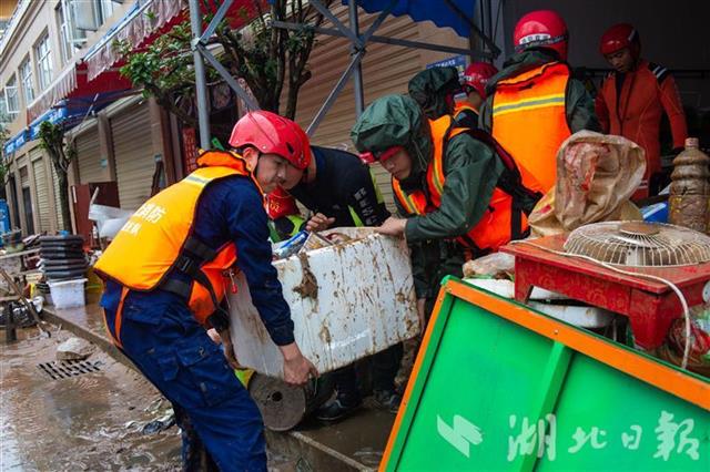 |湖北建始：暴雨引发城市内涝 救援队伍迅速抢险