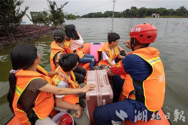 |长途奔袭，只为送中考学子回家（组图）