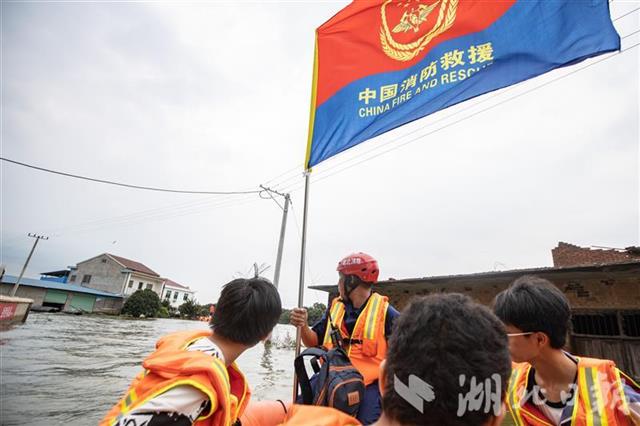 |长途奔袭，只为送中考学子回家（组图）