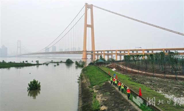 |“长江2号”来临前：江城人的坚守和乐观