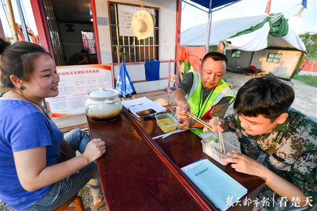 |防汛全家总动员，武金堤上有对“父子兵”