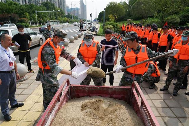 |出现渗水怎么处理？防汛突击队员开展实战演练