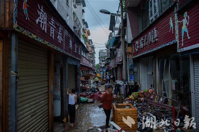 |恩施城区积水缓慢消退 当地迅速开展清淤、保洁和修复等工作