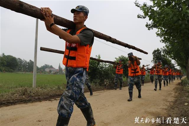 |考田河险情再度告急！封堵200米决口，空降兵官兵鏖战大堤
