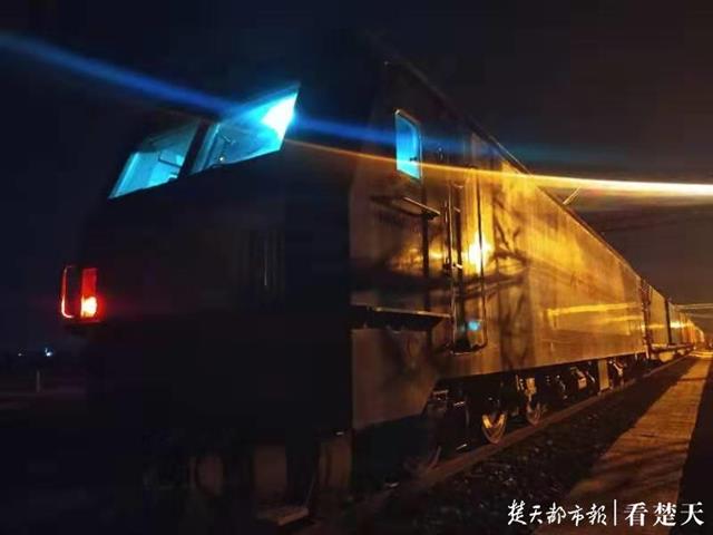|武汉开出第三条沿江班列！汉产汽配29小时抵达上海