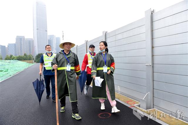 |98洪水获救女孩22年后上堤值守（组图）