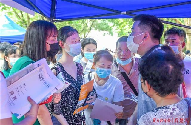 |江汉大学举行校园开放日，湖北省19所名校到场和考生面对面