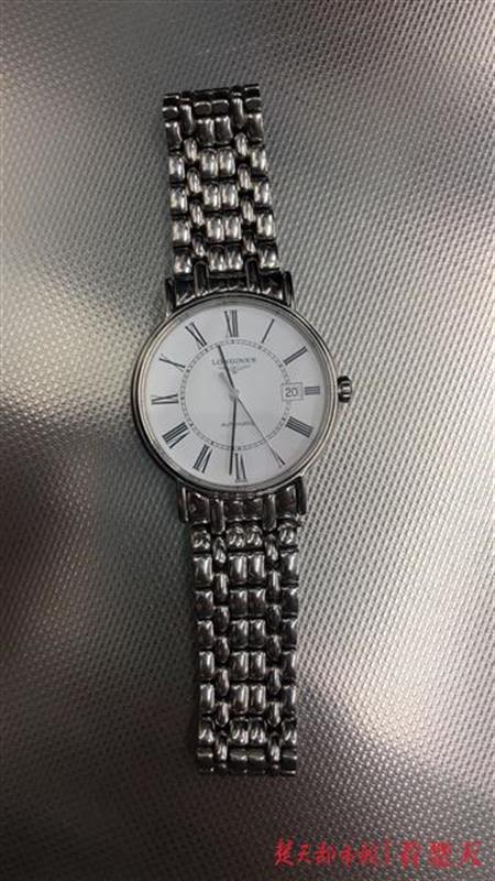 |车上看到名表就用身体掩护顺走？你被监控拍到了