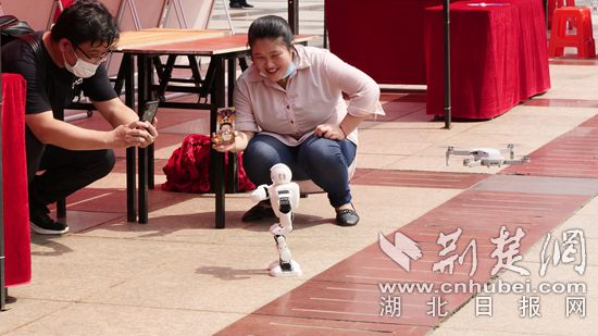 |提升职业技能 黄石开展12333全国统一咨询日活动（组图）