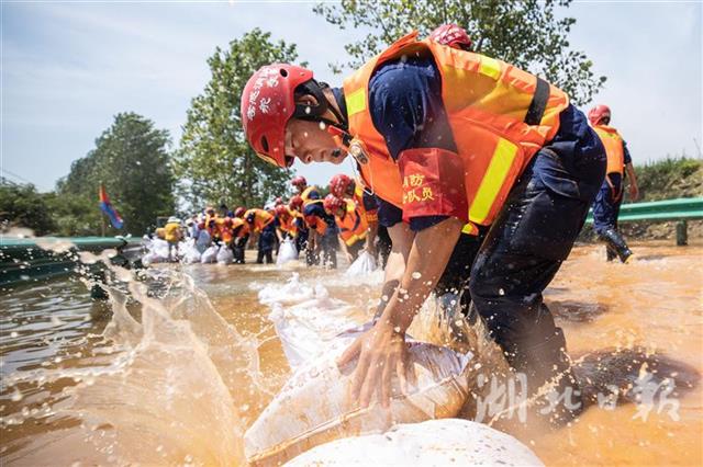 |湖北消防援赣抗洪突击队：烈日下抢筑连心路 打通村民出行“肠梗阻”
