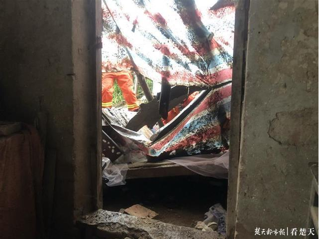 |房屋倒塌男子睡梦中被埋，幸得及时救援捡回一命