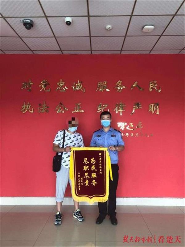 |车上看到名表就用身体掩护顺走？你被监控拍到了