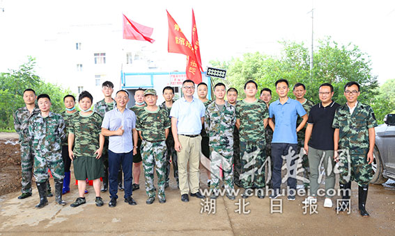 |近2000名干群守护武金堤 鄂苏两地企业自发慰问防汛队员