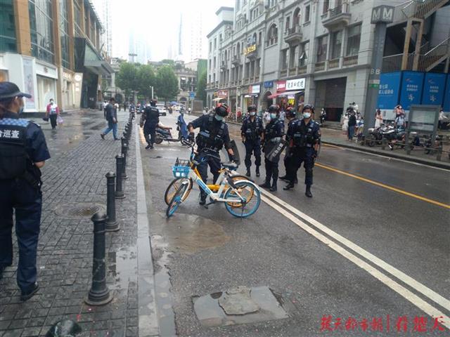 |武汉首支综合巡查队上路， 要求“骂不还口，打不还手”