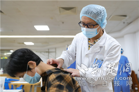 |头伏天“免疫贴”倍受市民青睐 医生提醒：梅雨季节不影响冬病夏治