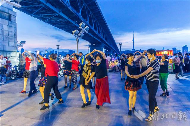 |武汉市民平静应对长江洪水