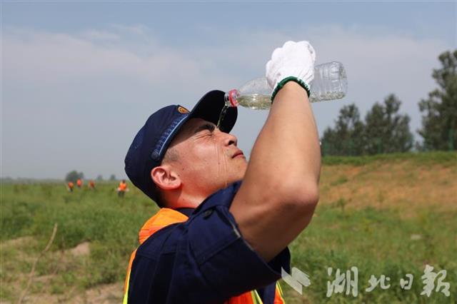 |头顶烈日，奔袭120公里 50名湖北勇士赴长江彭泽段排险